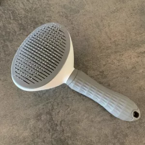 Ontvangen Zelfreinigende Hondenhaar Verwijderborstel van klant D****n.