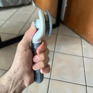 Ontvangen Zelfreinigende Hondenhaar Verwijderborstel van klant J**n.