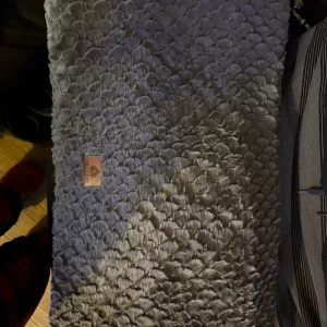 Ontvangen korte pluche hondenbed met afneembare hoes van klant S***d.